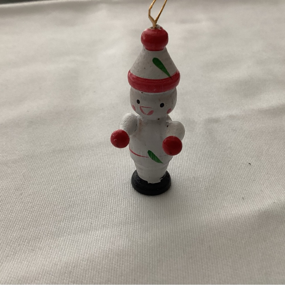 Vintage wood, hand painted snowman ornament 1.75H Pre-Owned.